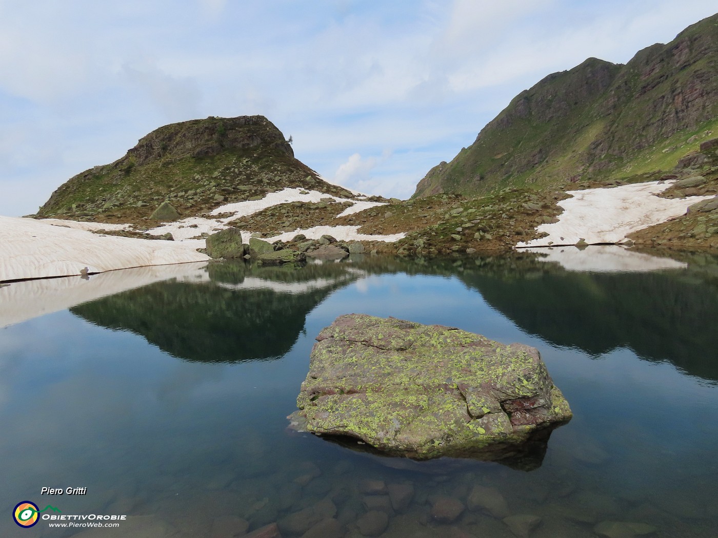 44 L'isolotto roccioso emerge dal lago.JPG